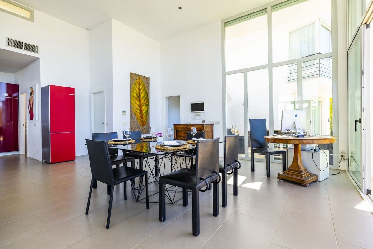 4 soveværelse Villa til salg i Sayalonga med swimmingpool garage - € 1.350.000 (Ref: 8410150)