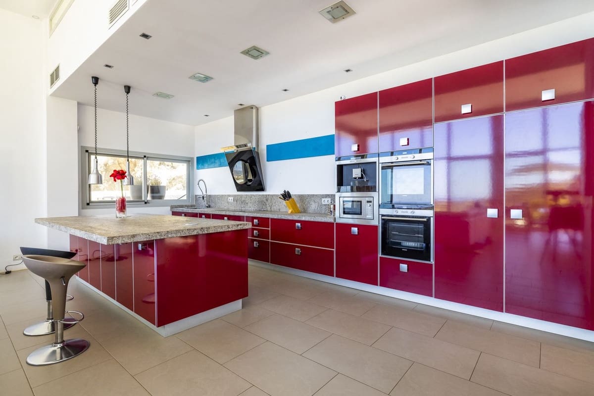 4 soveværelse Villa til salg i Sayalonga med swimmingpool garage - € 1.350.000 (Ref: 8410150)