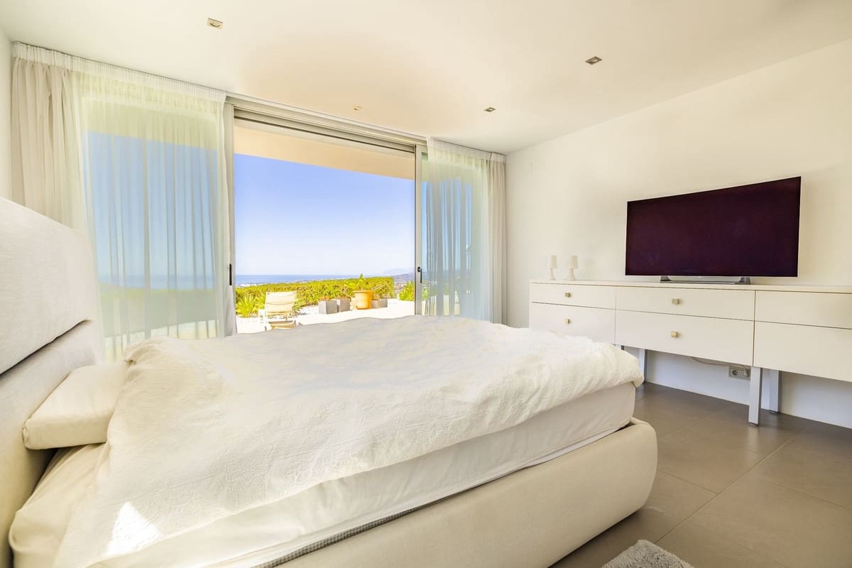 4 soveværelse Villa til salg i Sayalonga med swimmingpool garage - € 1.350.000 (Ref: 8410150)