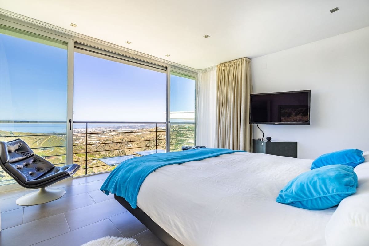 4 soveværelse Villa til salg i Sayalonga med swimmingpool garage - € 1.350.000 (Ref: 8410150)