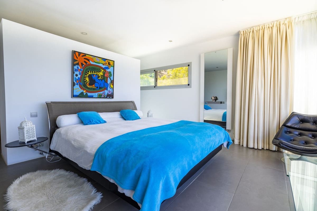 4 soveværelse Villa til salg i Sayalonga med swimmingpool garage - € 1.350.000 (Ref: 8410150)