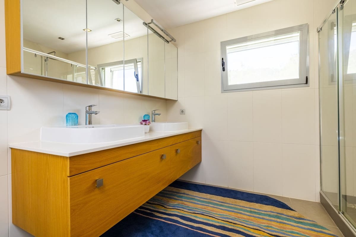 4 soveværelse Villa til salg i Sayalonga med swimmingpool garage - € 1.350.000 (Ref: 8410150)