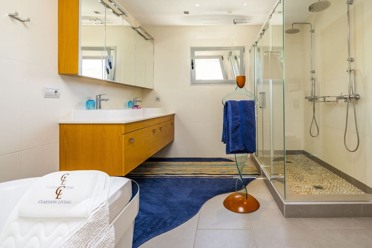 4 soveværelse Villa til salg i Sayalonga med swimmingpool garage - € 1.350.000 (Ref: 8410150)