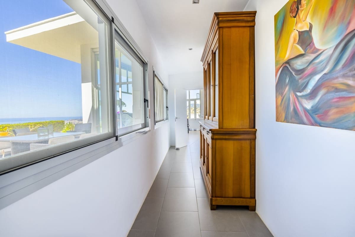 4 soveværelse Villa til salg i Sayalonga med swimmingpool garage - € 1.350.000 (Ref: 8410150)