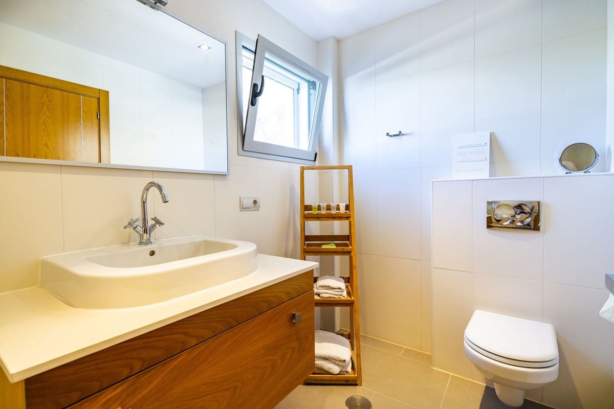 4 soveværelse Villa til salg i Sayalonga med swimmingpool garage - € 1.350.000 (Ref: 8410150)