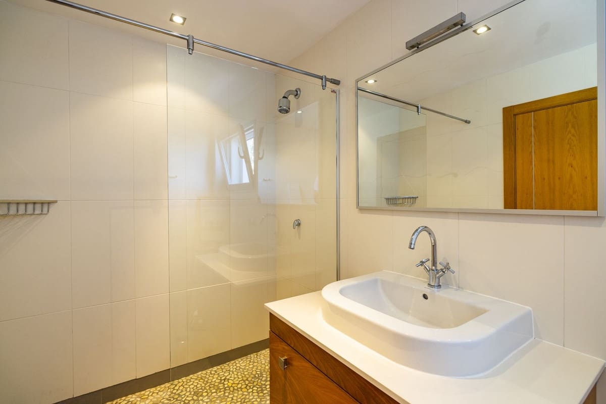 4 soveværelse Villa til salg i Sayalonga med swimmingpool garage - € 1.350.000 (Ref: 8410150)