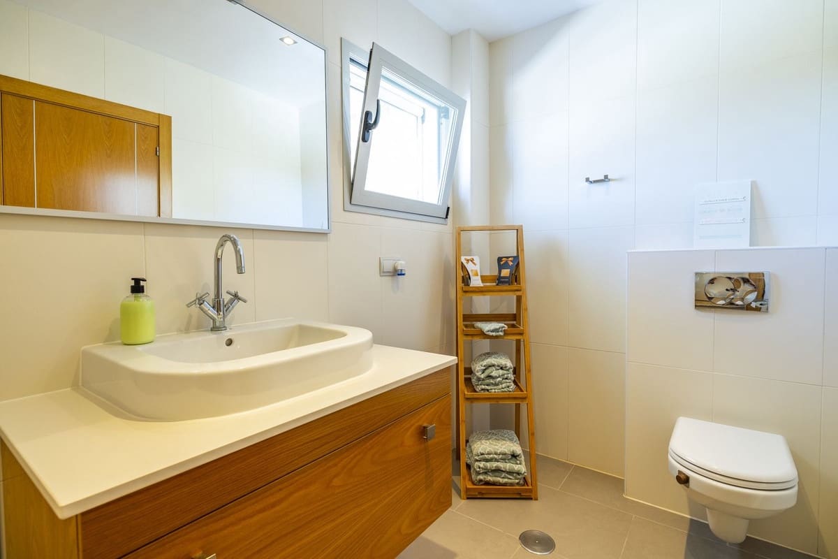 4 soveværelse Villa til salg i Sayalonga med swimmingpool garage - € 1.350.000 (Ref: 8410150)