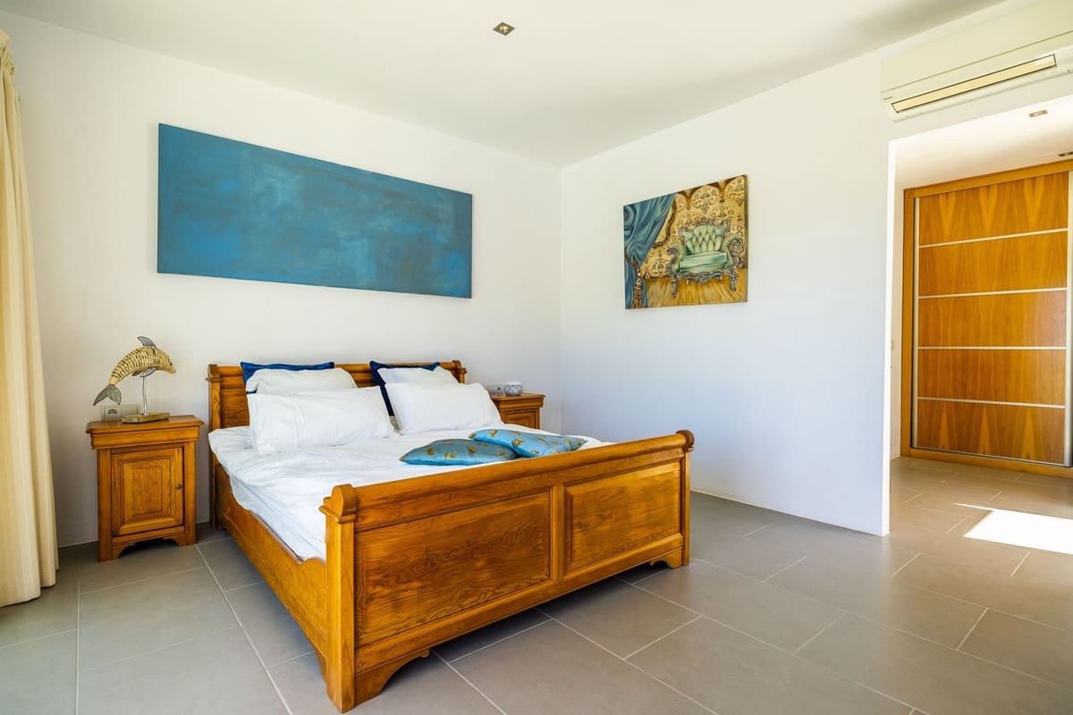 4 soveværelse Villa til salg i Sayalonga med swimmingpool garage - € 1.350.000 (Ref: 8410150)