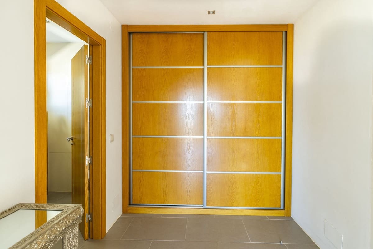 4 soveværelse Villa til salg i Sayalonga med swimmingpool garage - € 1.350.000 (Ref: 8410150)