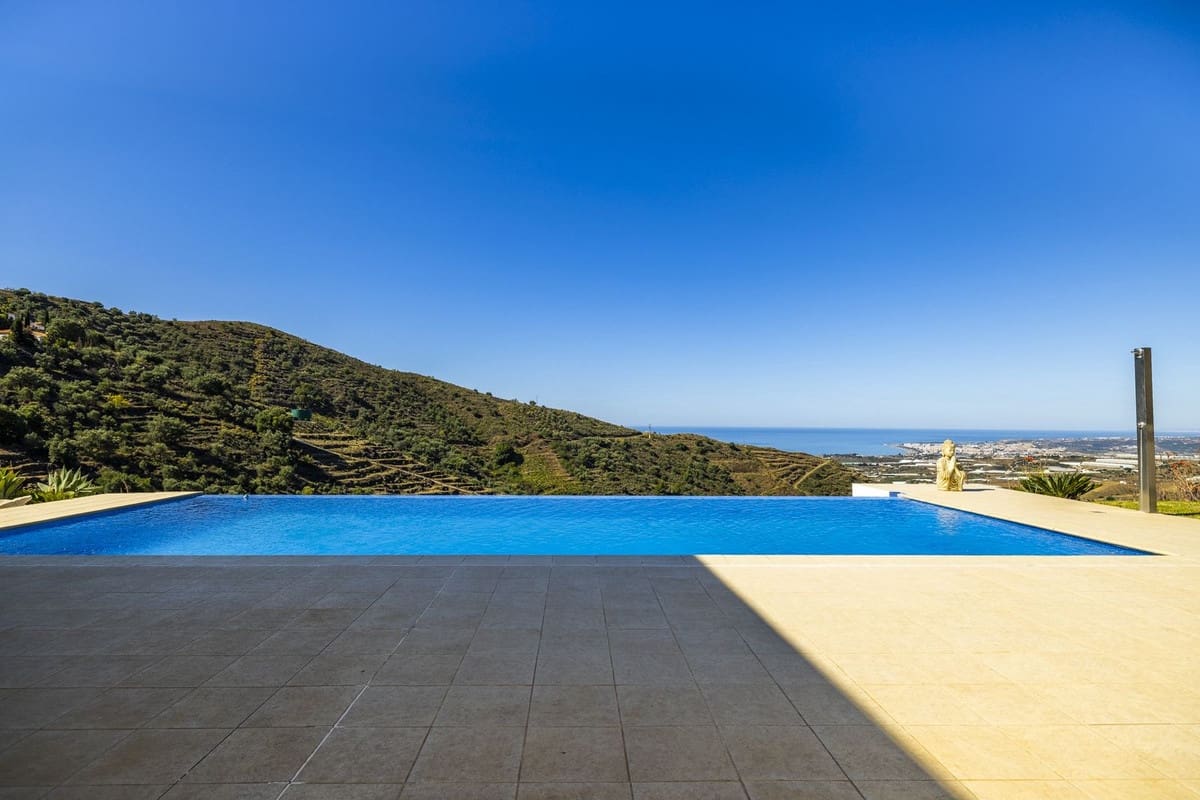 4 soveværelse Villa til salg i Sayalonga med swimmingpool garage - € 1.350.000 (Ref: 8410150)