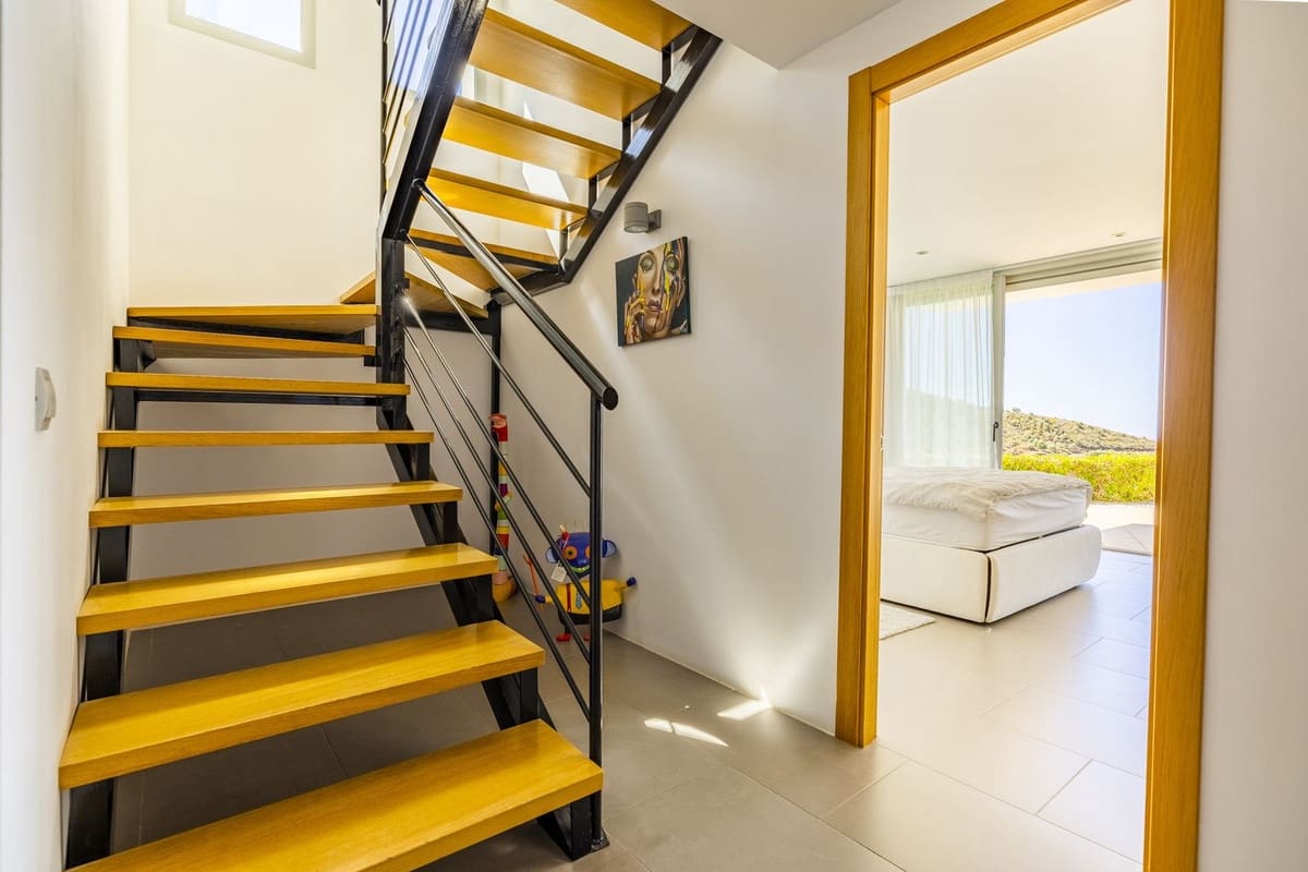 4 soveværelse Villa til salg i Sayalonga med swimmingpool garage - € 1.350.000 (Ref: 8410150)