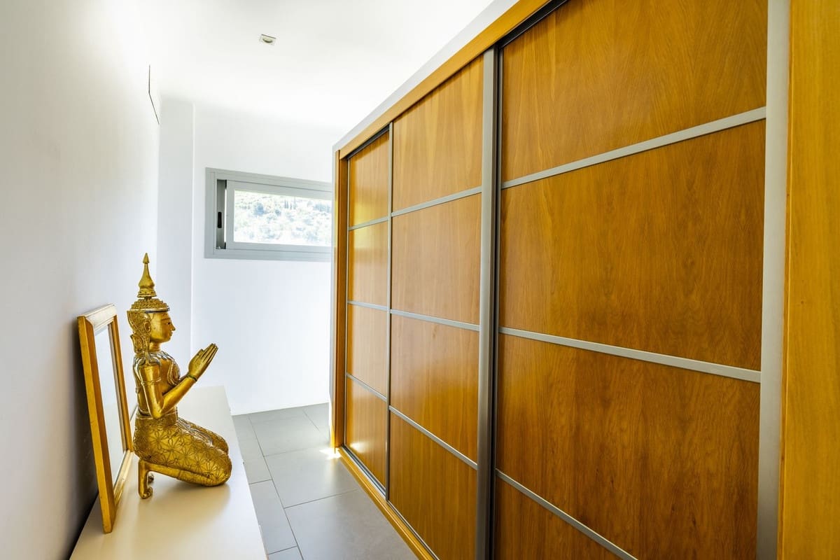 4 soveværelse Villa til salg i Sayalonga med swimmingpool garage - € 1.350.000 (Ref: 8410150)