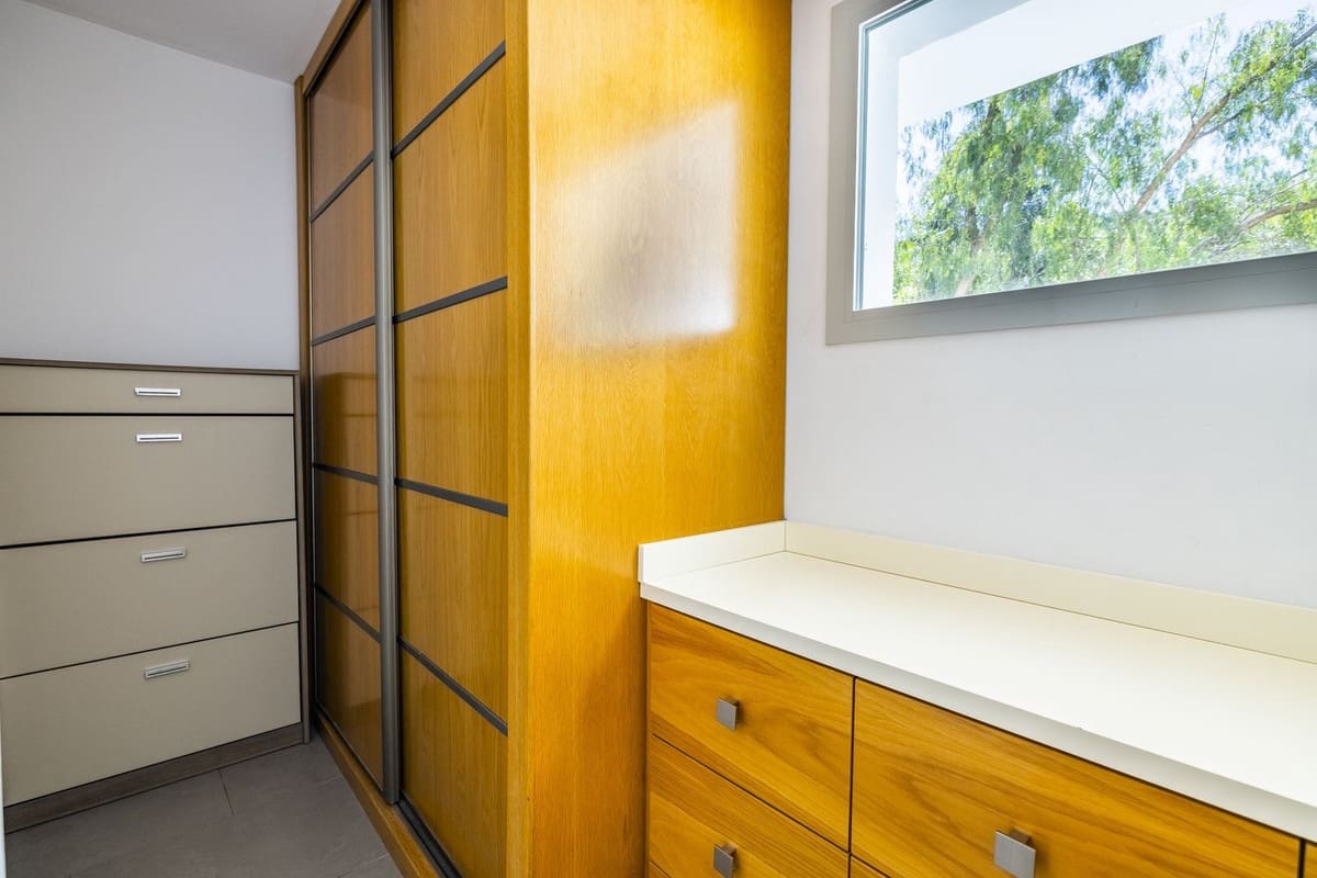 4 soveværelse Villa til salg i Sayalonga med swimmingpool garage - € 1.350.000 (Ref: 8410150)