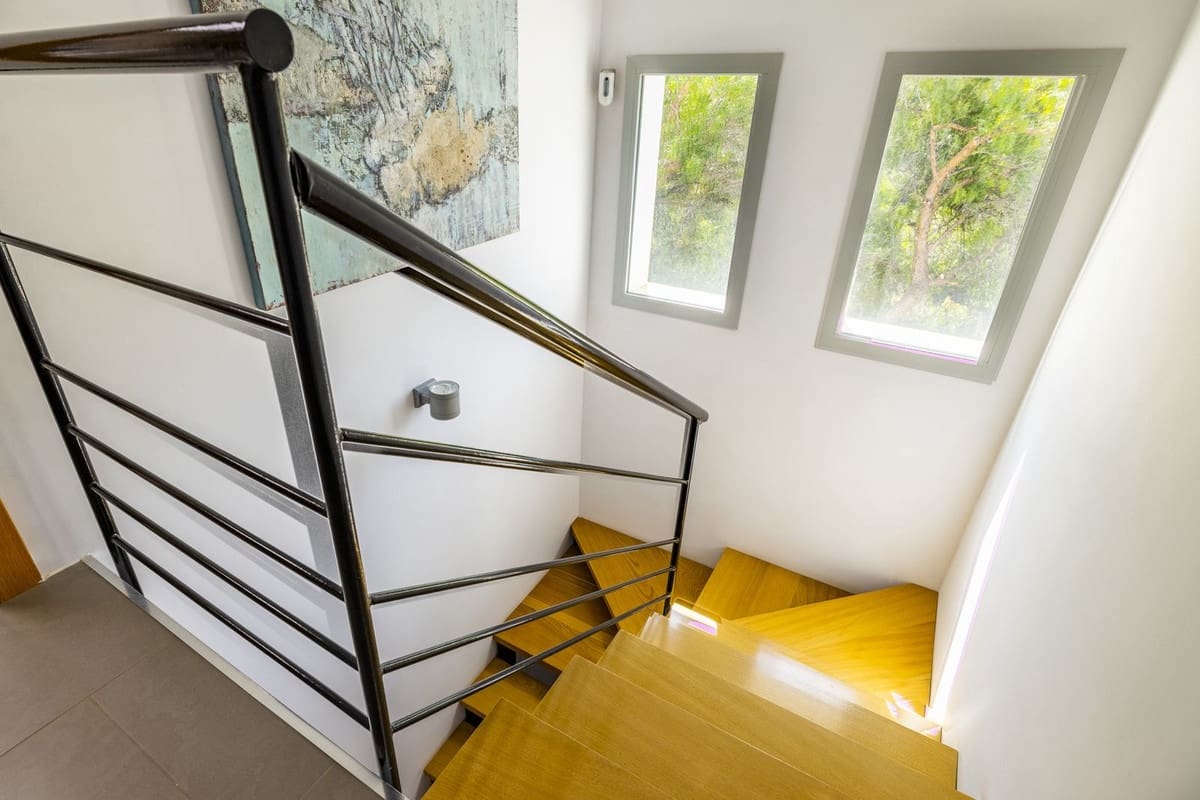 4 soveværelse Villa til salg i Sayalonga med swimmingpool garage - € 1.350.000 (Ref: 8410150)