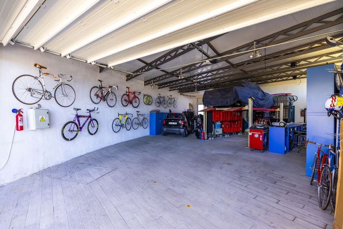 4 soveværelse Villa til salg i Sayalonga med swimmingpool garage - € 1.350.000 (Ref: 8410150)