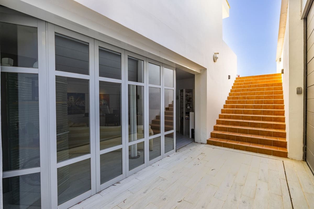 4 soveværelse Villa til salg i Sayalonga med swimmingpool garage - € 1.350.000 (Ref: 8410150)