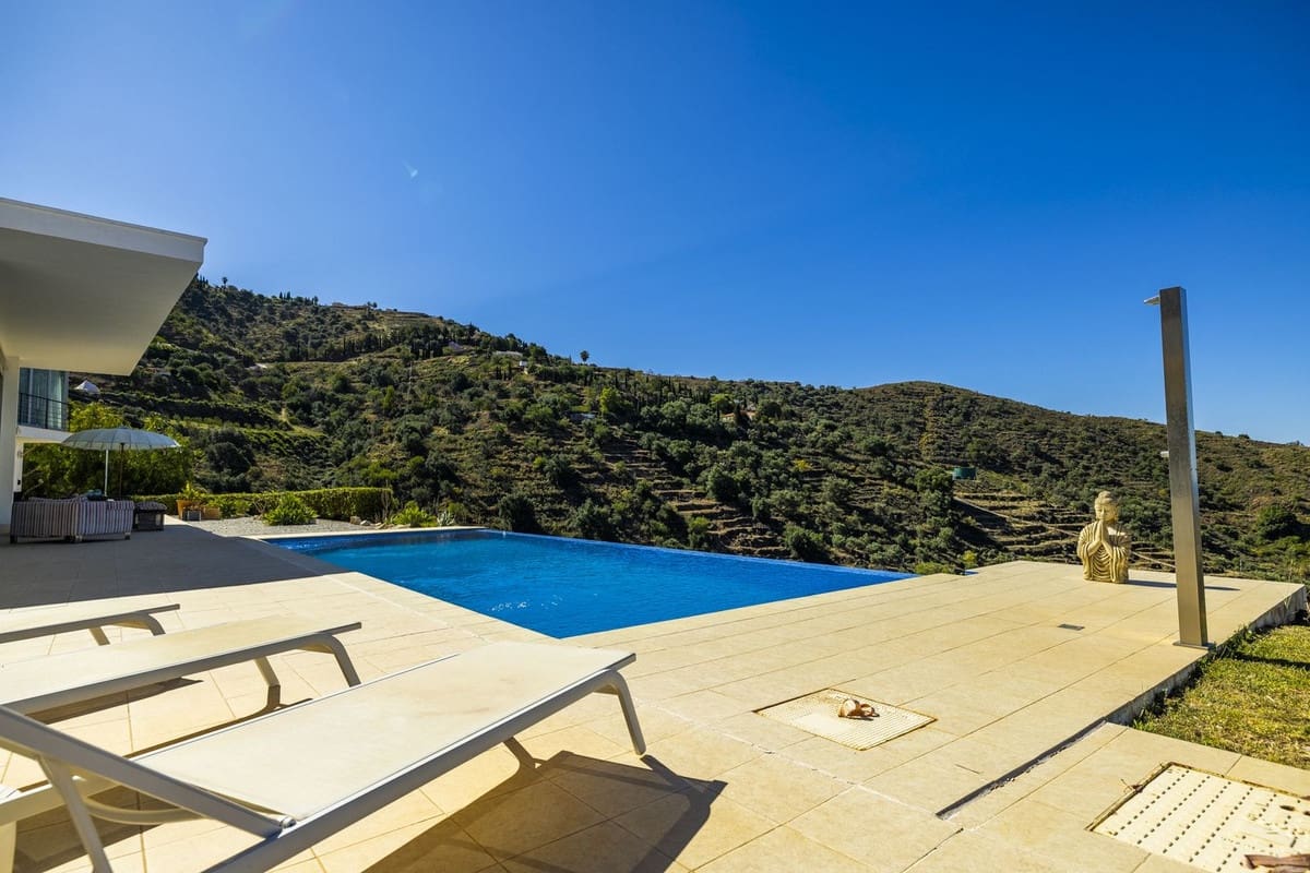 4 soveværelse Villa til salg i Sayalonga med swimmingpool garage - € 1.350.000 (Ref: 8410150)