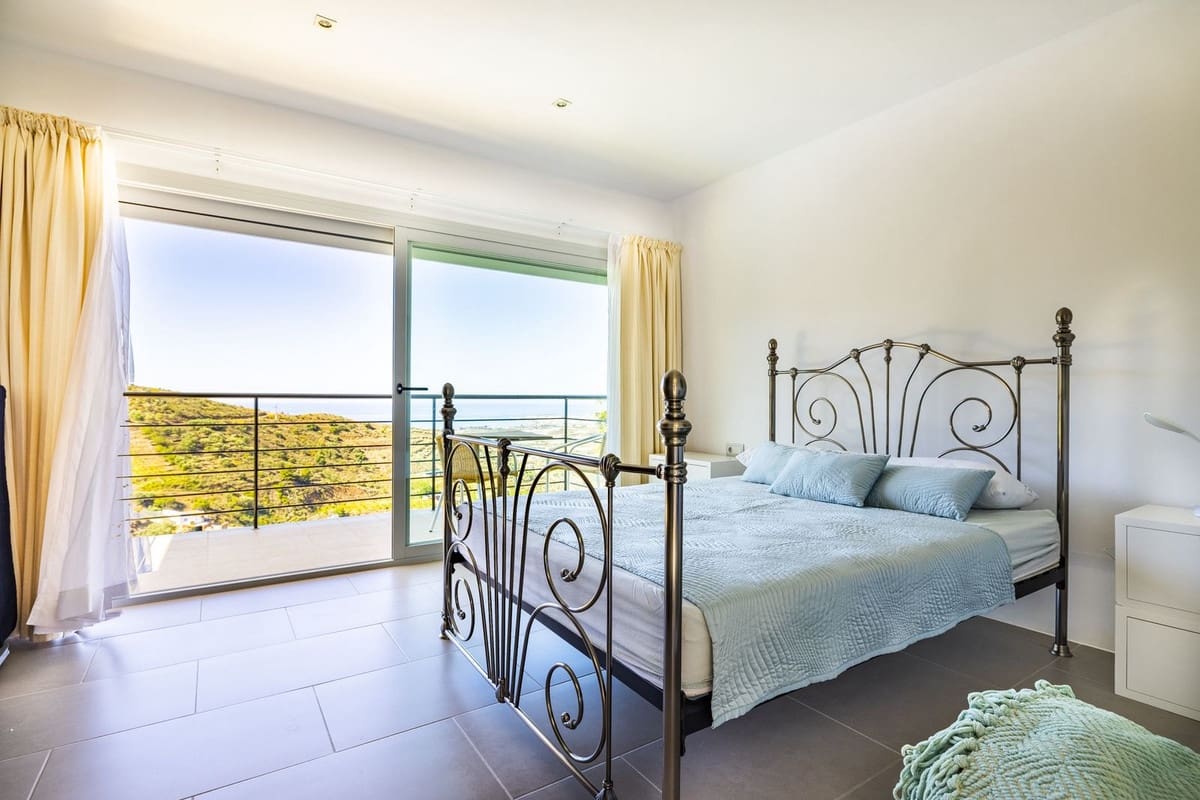 4 soveværelse Villa til salg i Sayalonga med swimmingpool garage - € 1.350.000 (Ref: 8410150)