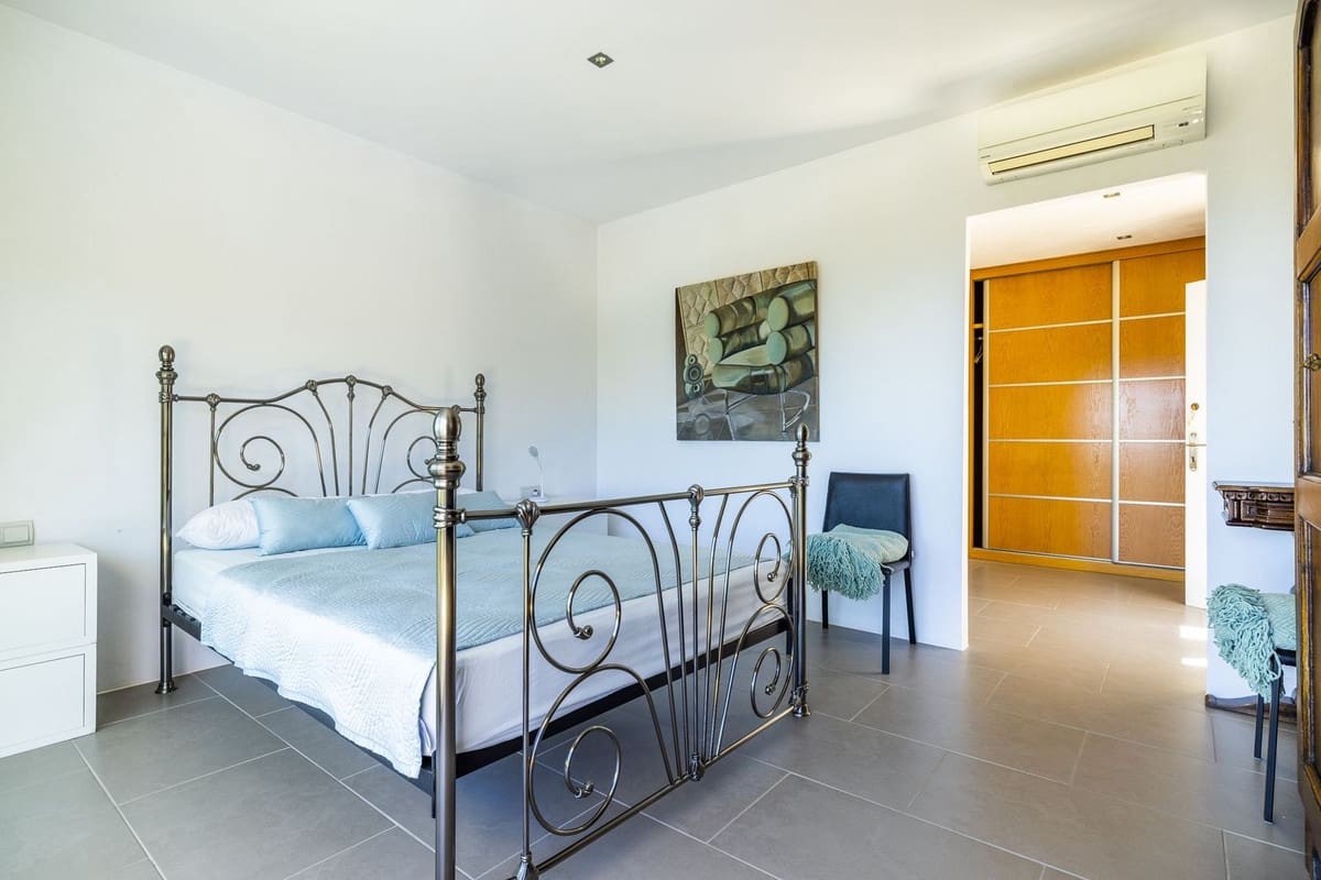 4 soveværelse Villa til salg i Sayalonga med swimmingpool garage - € 1.350.000 (Ref: 8410150)