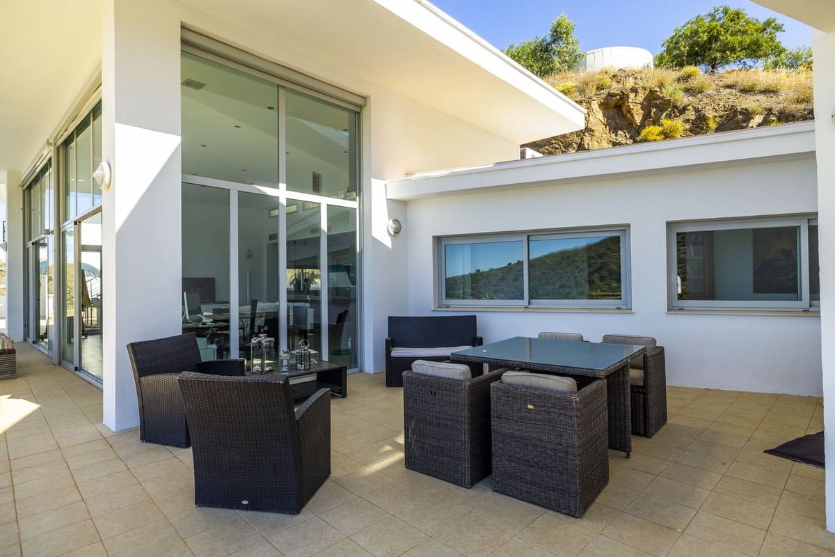 4 soveværelse Villa til salg i Sayalonga med swimmingpool garage - € 1.350.000 (Ref: 8410150)