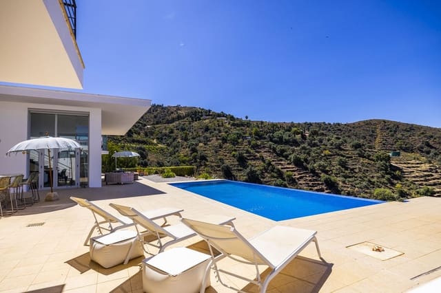 4 sovrum Villa till salu i Sayalonga med pool garage - 1 350 000 € (Ref: 8410150)