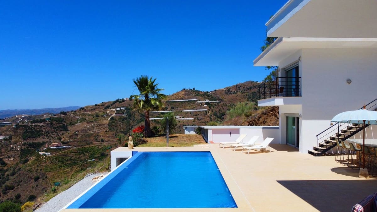 4 soveværelse Villa til salg i Sayalonga med swimmingpool garage - € 1.350.000 (Ref: 8410150)