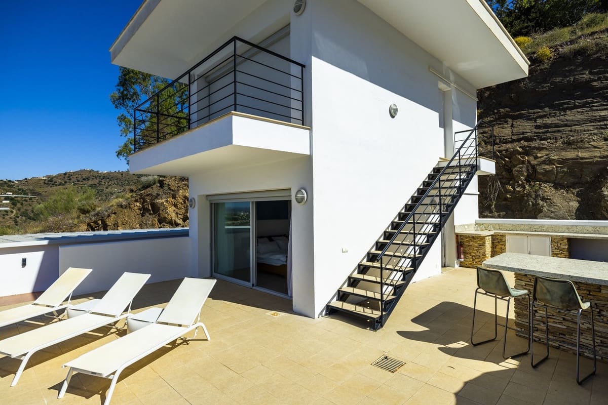 4 soveværelse Villa til salg i Sayalonga med swimmingpool garage - € 1.350.000 (Ref: 8410150)