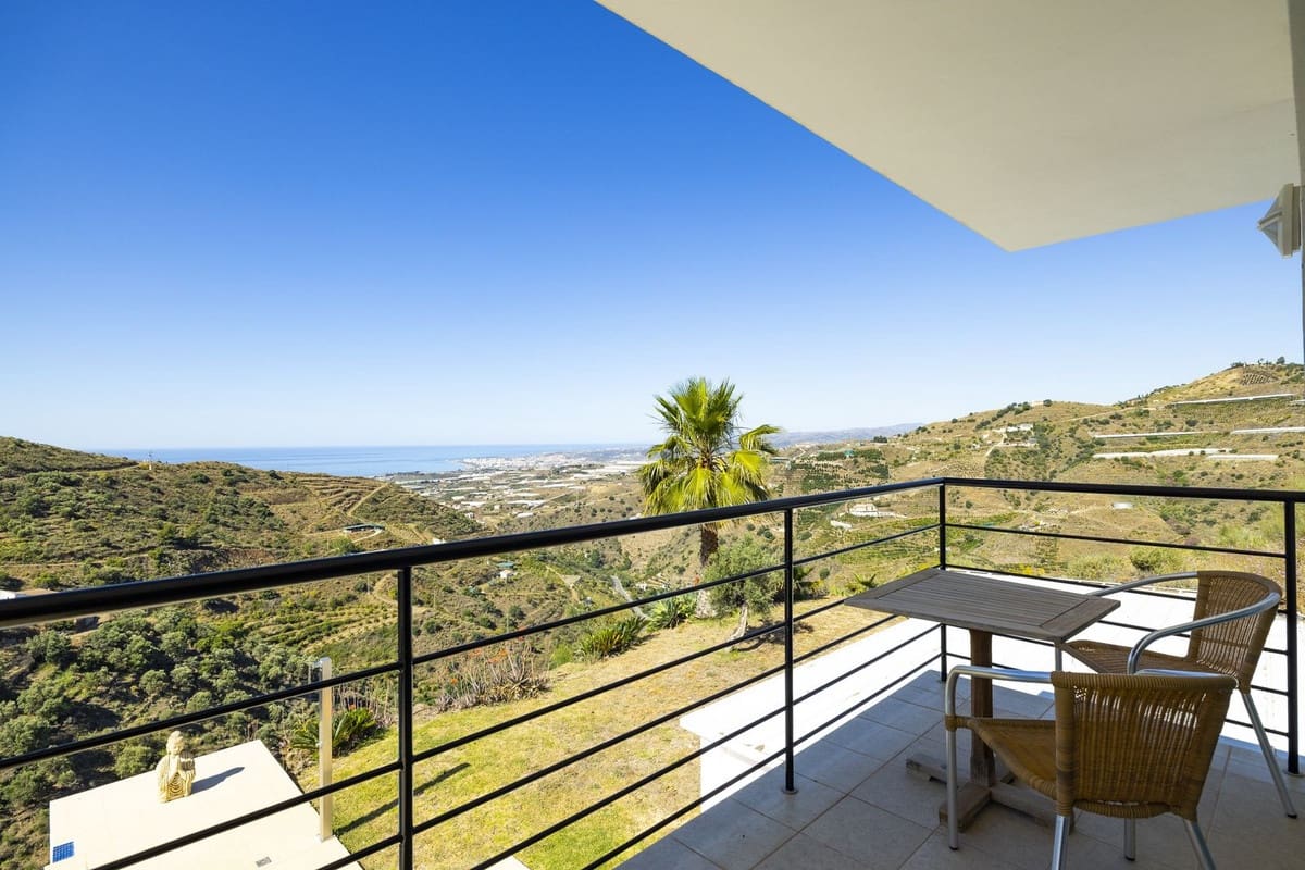 4 soveværelse Villa til salg i Sayalonga med swimmingpool garage - € 1.350.000 (Ref: 8410150)