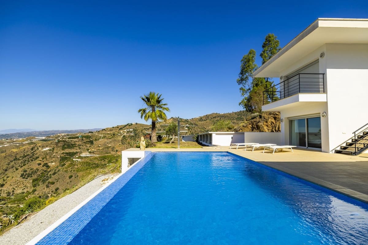 4 soveværelse Villa til salg i Sayalonga med swimmingpool garage - € 1.350.000 (Ref: 8410150)