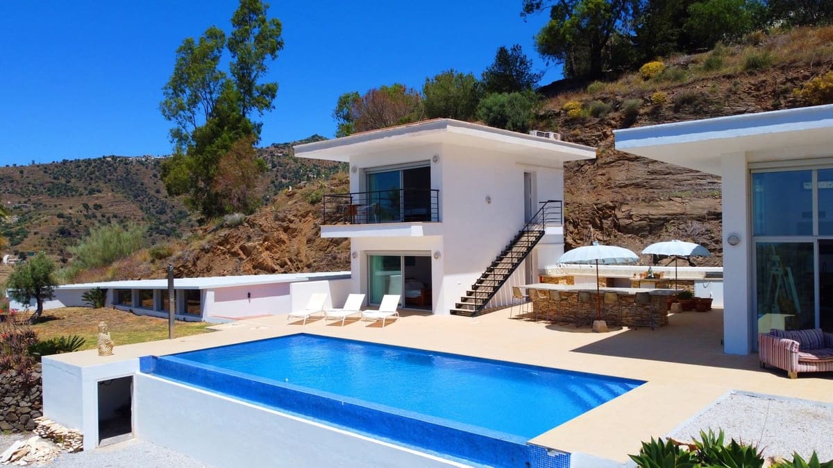 4 soveværelse Villa til salg i Sayalonga med swimmingpool garage - € 1.350.000 (Ref: 8410150)