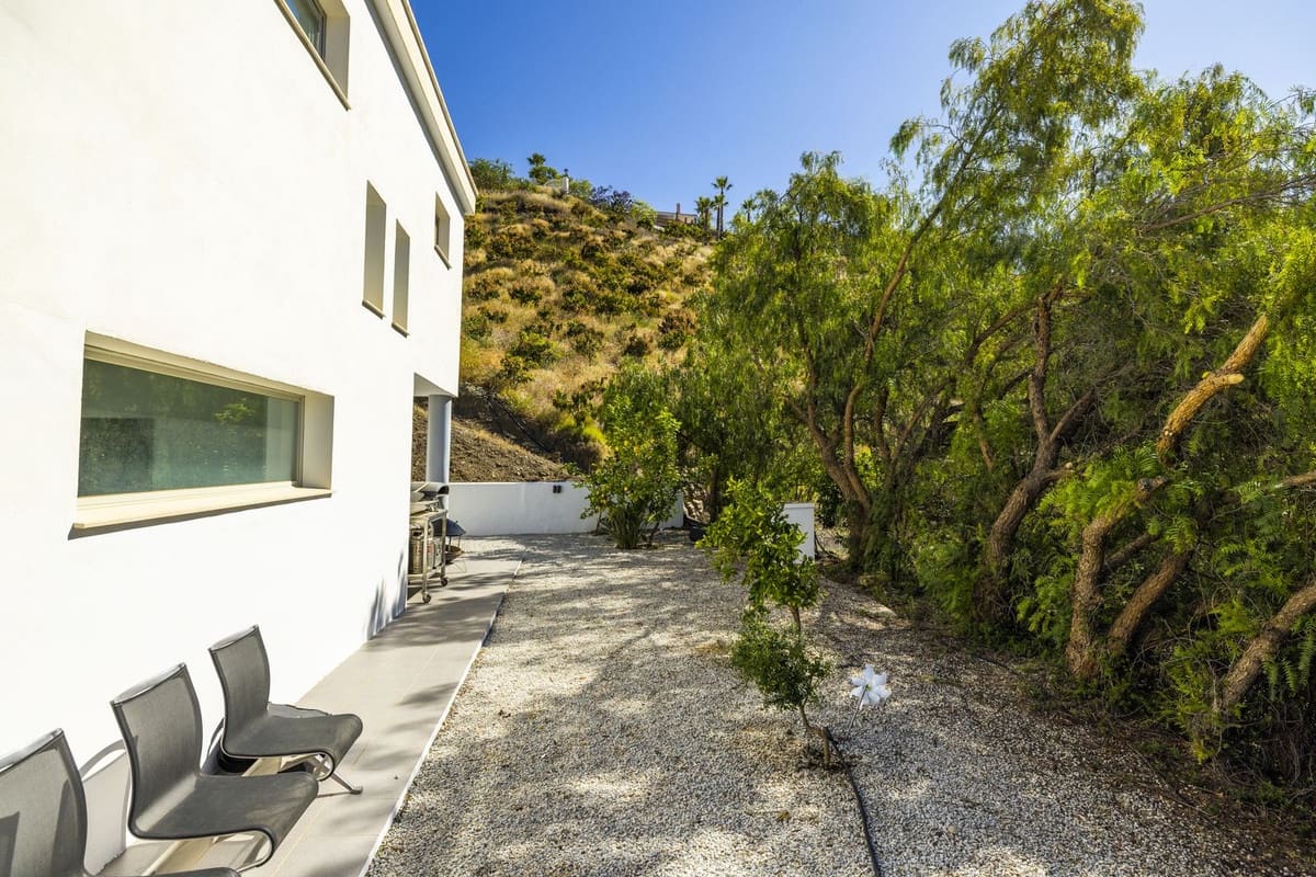 4 soveværelse Villa til salg i Sayalonga med swimmingpool garage - € 1.350.000 (Ref: 8410150)