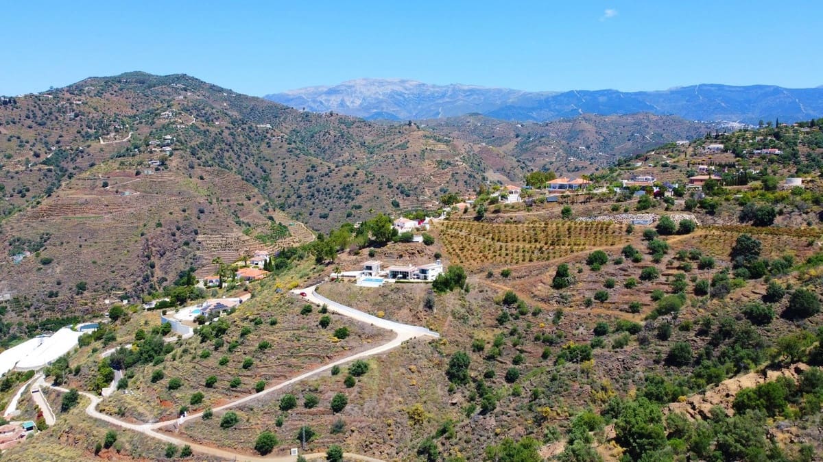 4 soveværelse Villa til salg i Sayalonga med swimmingpool garage - € 1.350.000 (Ref: 8410150)