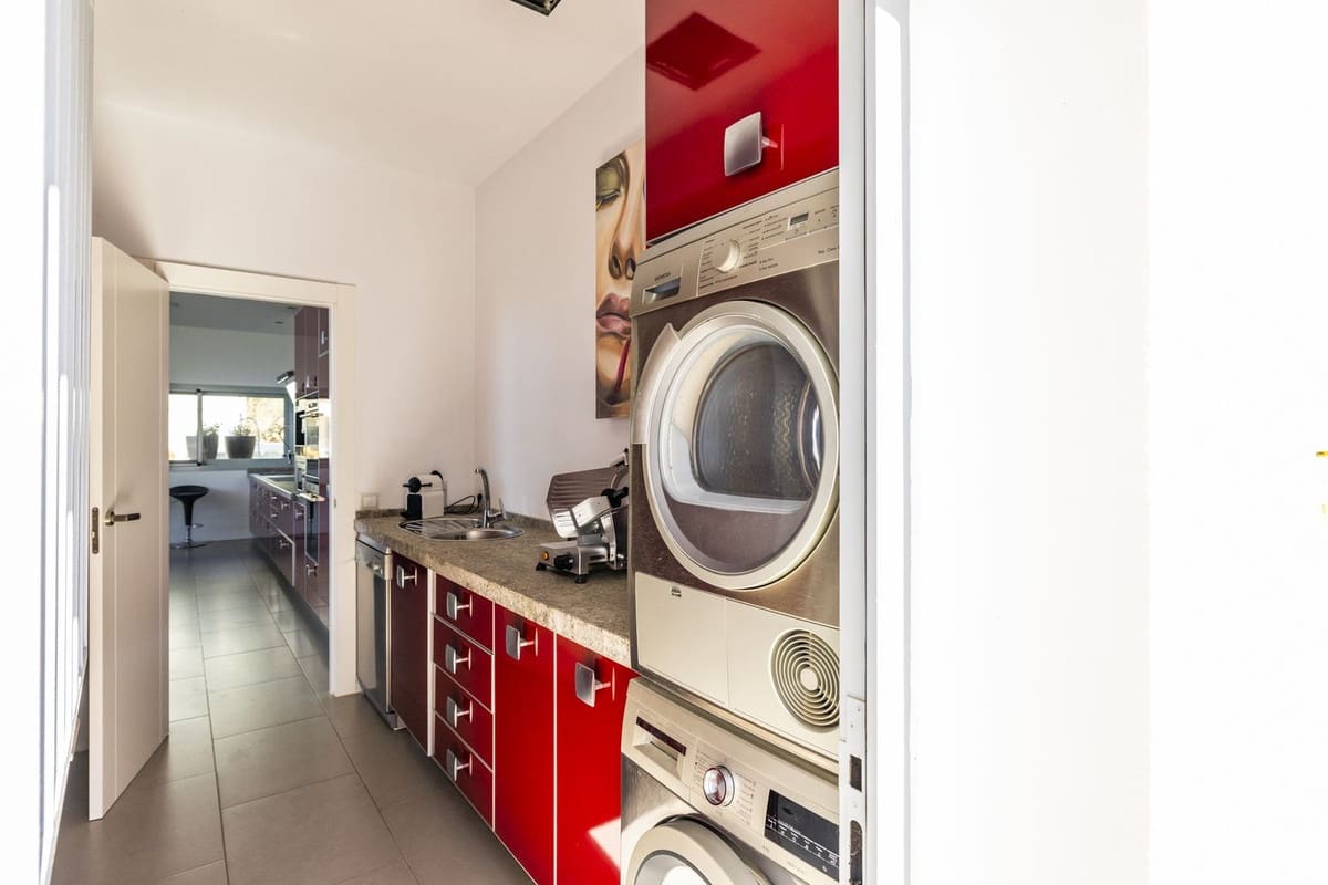 4 soveværelse Villa til salg i Sayalonga med swimmingpool garage - € 1.350.000 (Ref: 8410150)