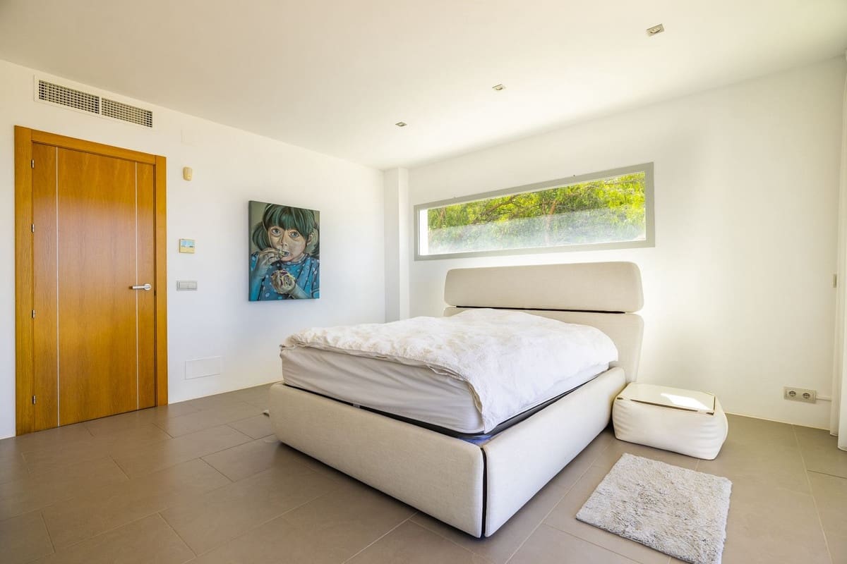 4 soveværelse Villa til salg i Sayalonga med swimmingpool garage - € 1.350.000 (Ref: 8410150)