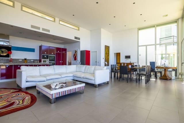 4 soveværelse Villa til salg i Sayalonga med swimmingpool garage - € 1.350.000 (Ref: 8410150)
