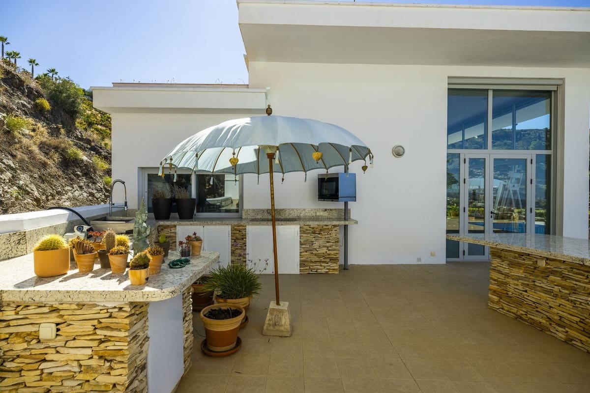 4 soveværelse Villa til salg i Sayalonga med swimmingpool garage - € 1.350.000 (Ref: 8410150)