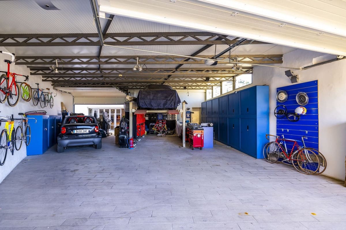 4 soveværelse Villa til salg i Sayalonga med swimmingpool garage - € 1.350.000 (Ref: 8410150)