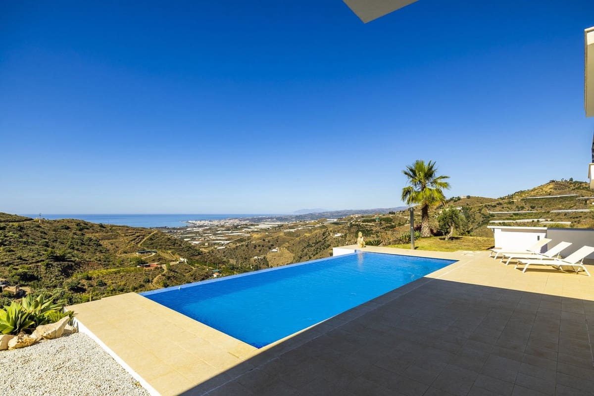 4 soveværelse Villa til salg i Sayalonga med swimmingpool garage - € 1.350.000 (Ref: 8410150)