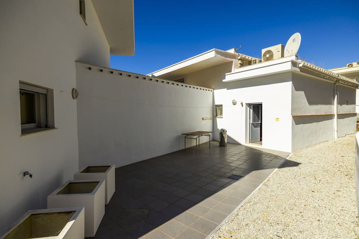 4 soveværelse Villa til salg i Sayalonga med swimmingpool garage - € 1.350.000 (Ref: 8410150)