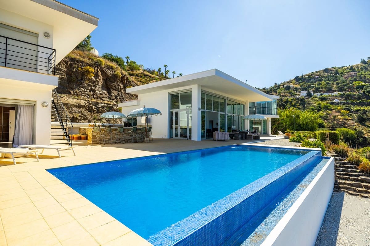 4 soveværelse Villa til salg i Sayalonga med swimmingpool garage - € 1.350.000 (Ref: 8410150)