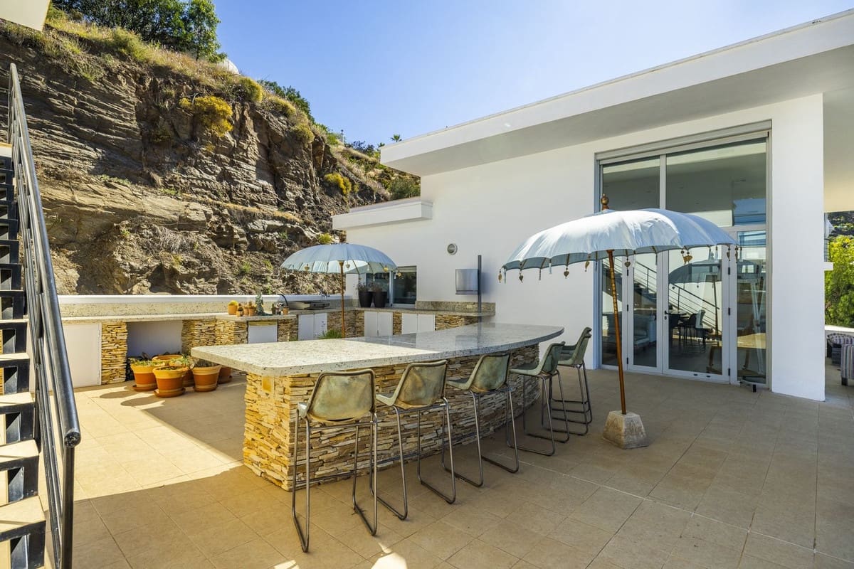 4 soveværelse Villa til salg i Sayalonga med swimmingpool garage - € 1.350.000 (Ref: 8410150)