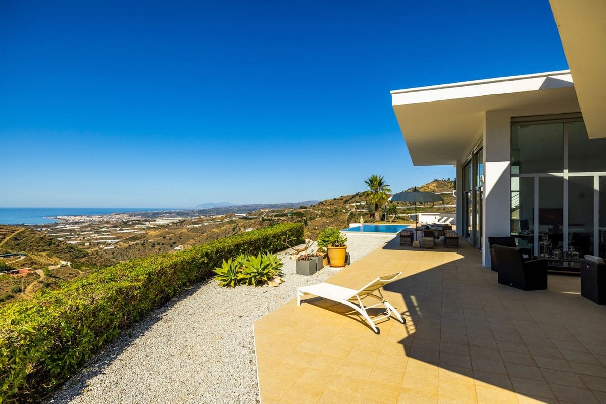 4 soveværelse Villa til salg i Sayalonga med swimmingpool garage - € 1.350.000 (Ref: 8410150)