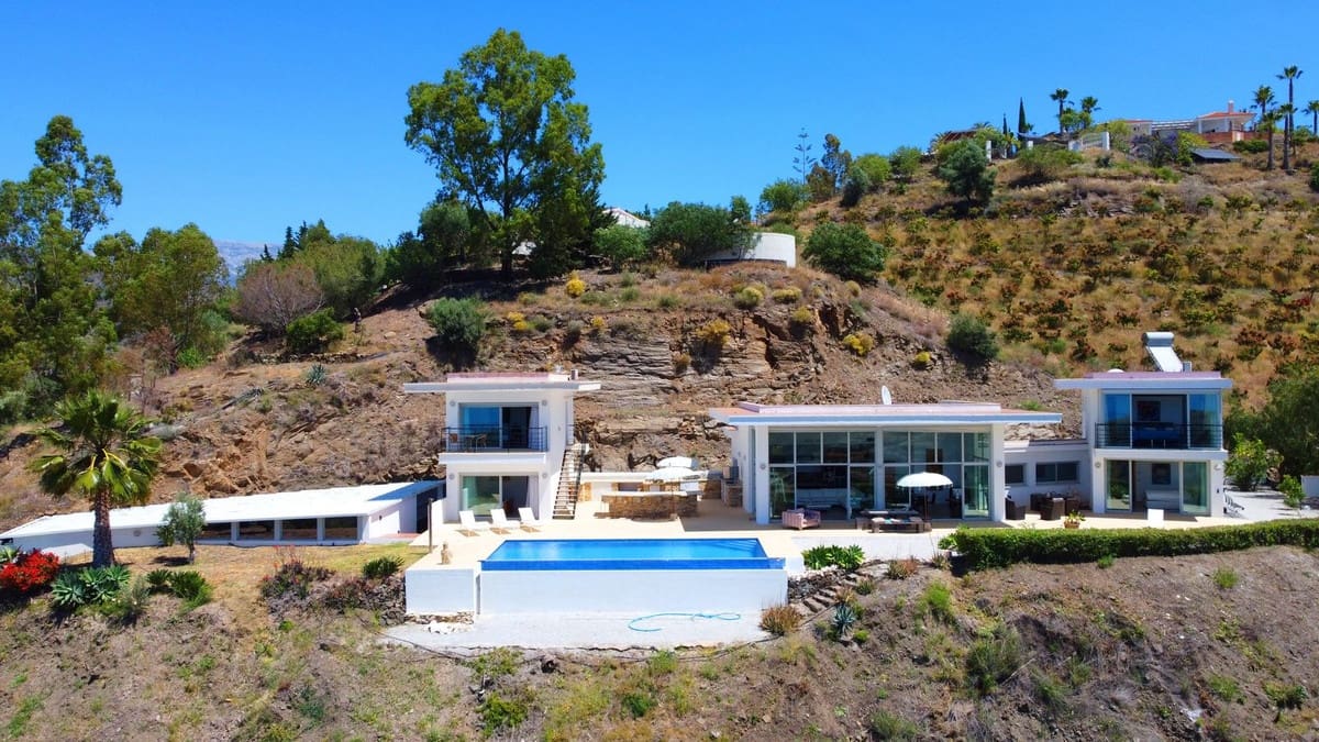 4 soveværelse Villa til salg i Sayalonga med swimmingpool garage - € 1.350.000 (Ref: 8410150)
