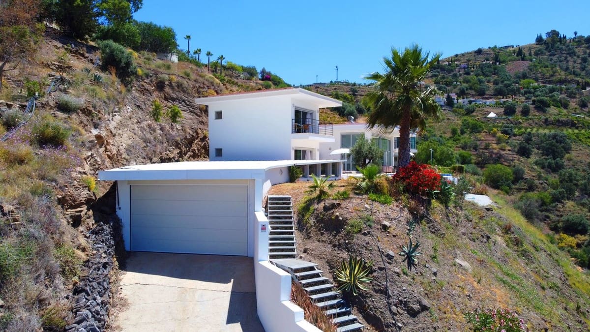 4 soveværelse Villa til salg i Sayalonga med swimmingpool garage - € 1.350.000 (Ref: 8410150)