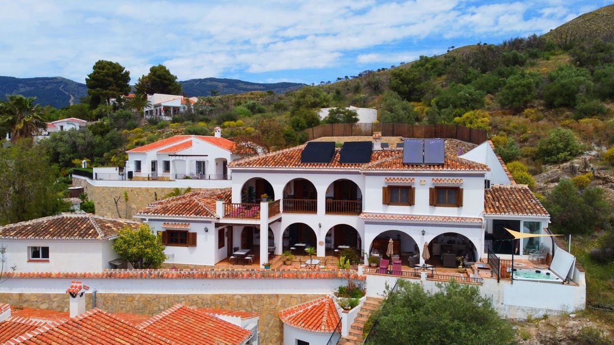 5 soveværelse Villa til salg i Competa med swimmingpool garage - € 785.000 (Ref: 8410161)