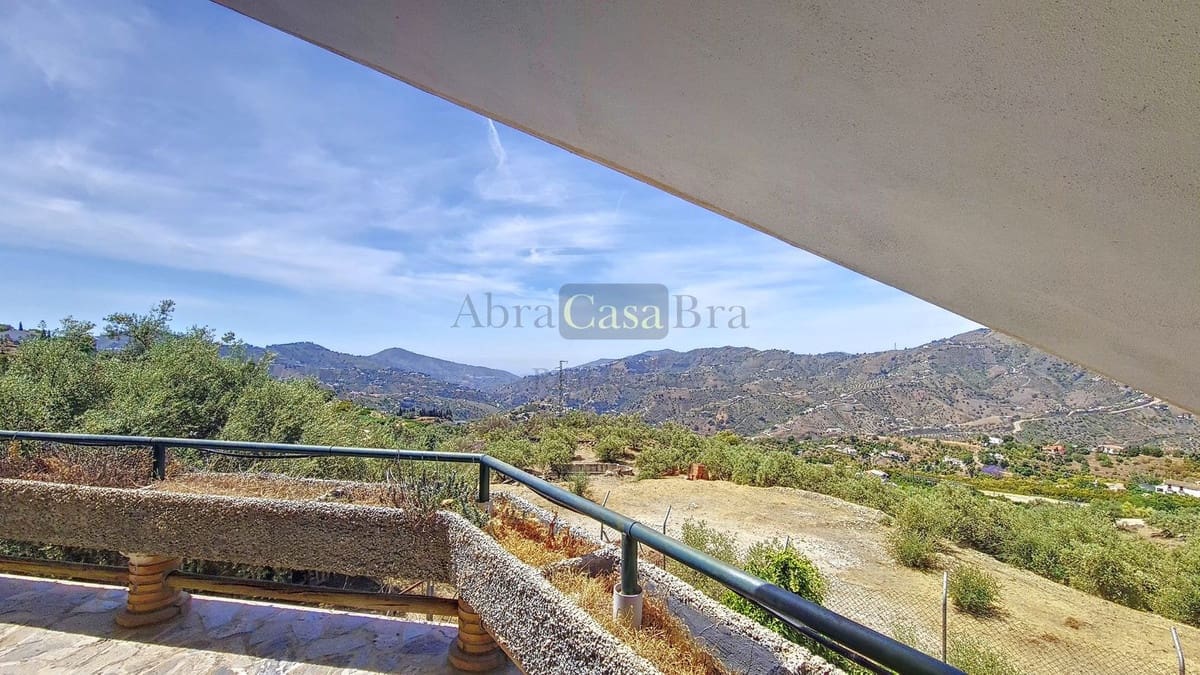 Chalet de 4 habitaciones en Canillas de Albaida en venta con piscina garaje - 650.000 € (Ref: 8410162)