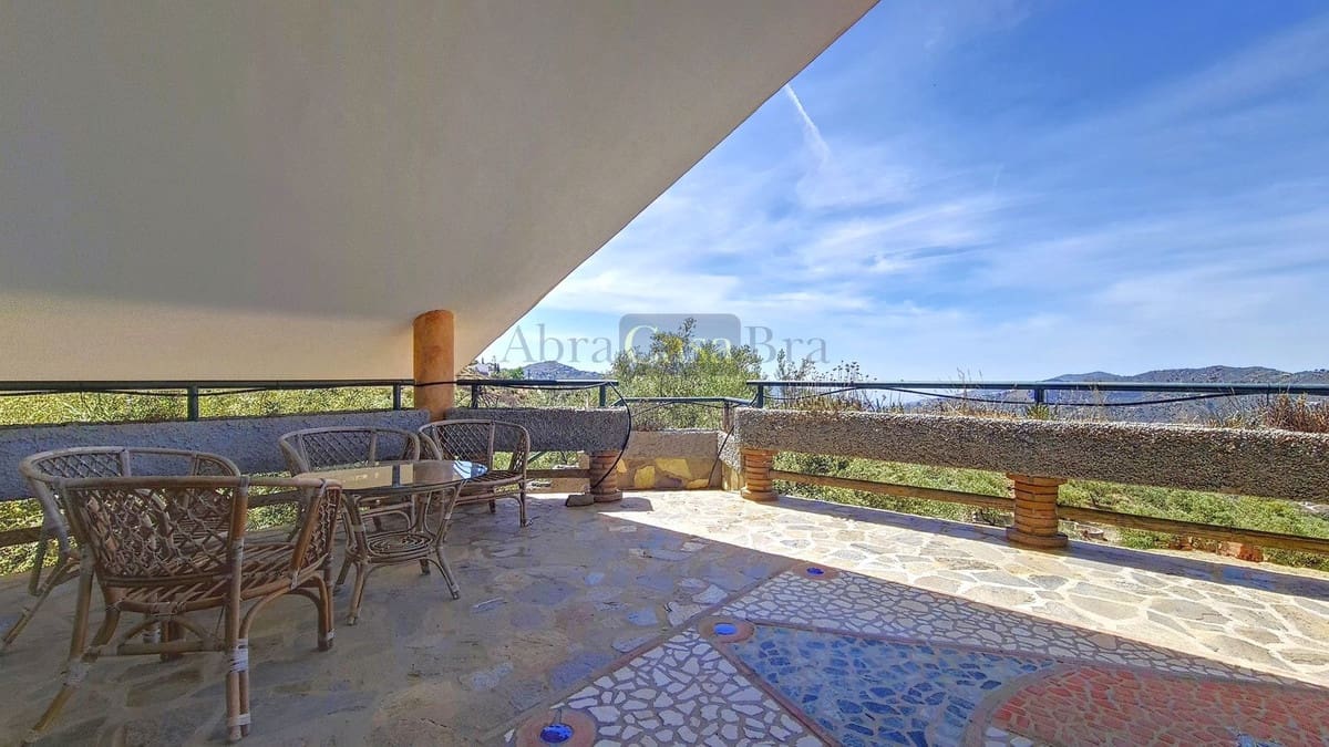 Chalet de 4 habitaciones en Canillas de Albaida en venta con piscina garaje - 650.000 € (Ref: 8410162)