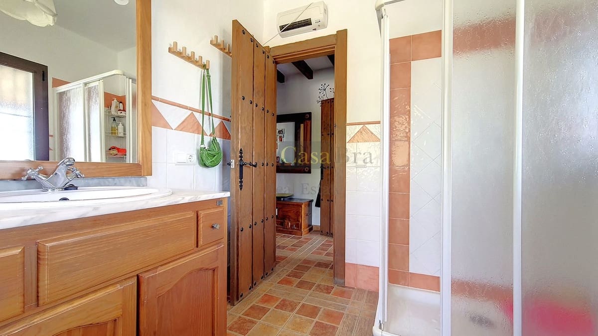 Chalet de 4 habitaciones en Canillas de Albaida en venta con piscina garaje - 650.000 € (Ref: 8410162)