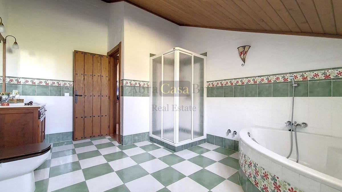 Chalet de 4 habitaciones en Canillas de Albaida en venta con piscina garaje - 650.000 € (Ref: 8410162)
