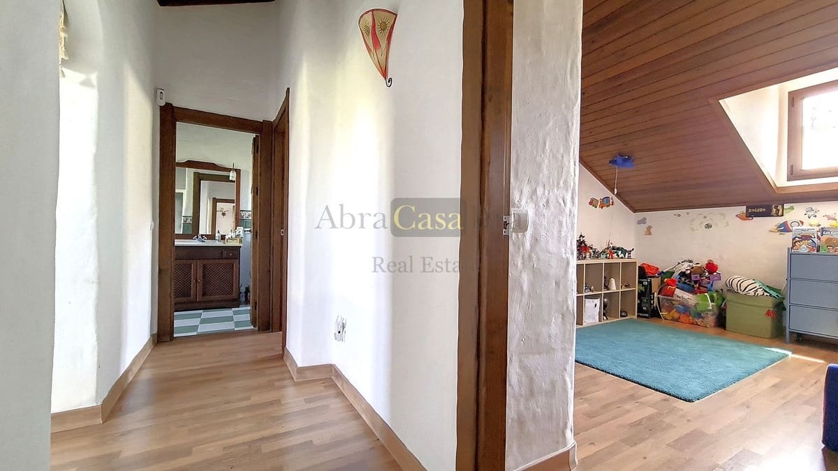 Chalet de 4 habitaciones en Canillas de Albaida en venta con piscina garaje - 650.000 € (Ref: 8410162)